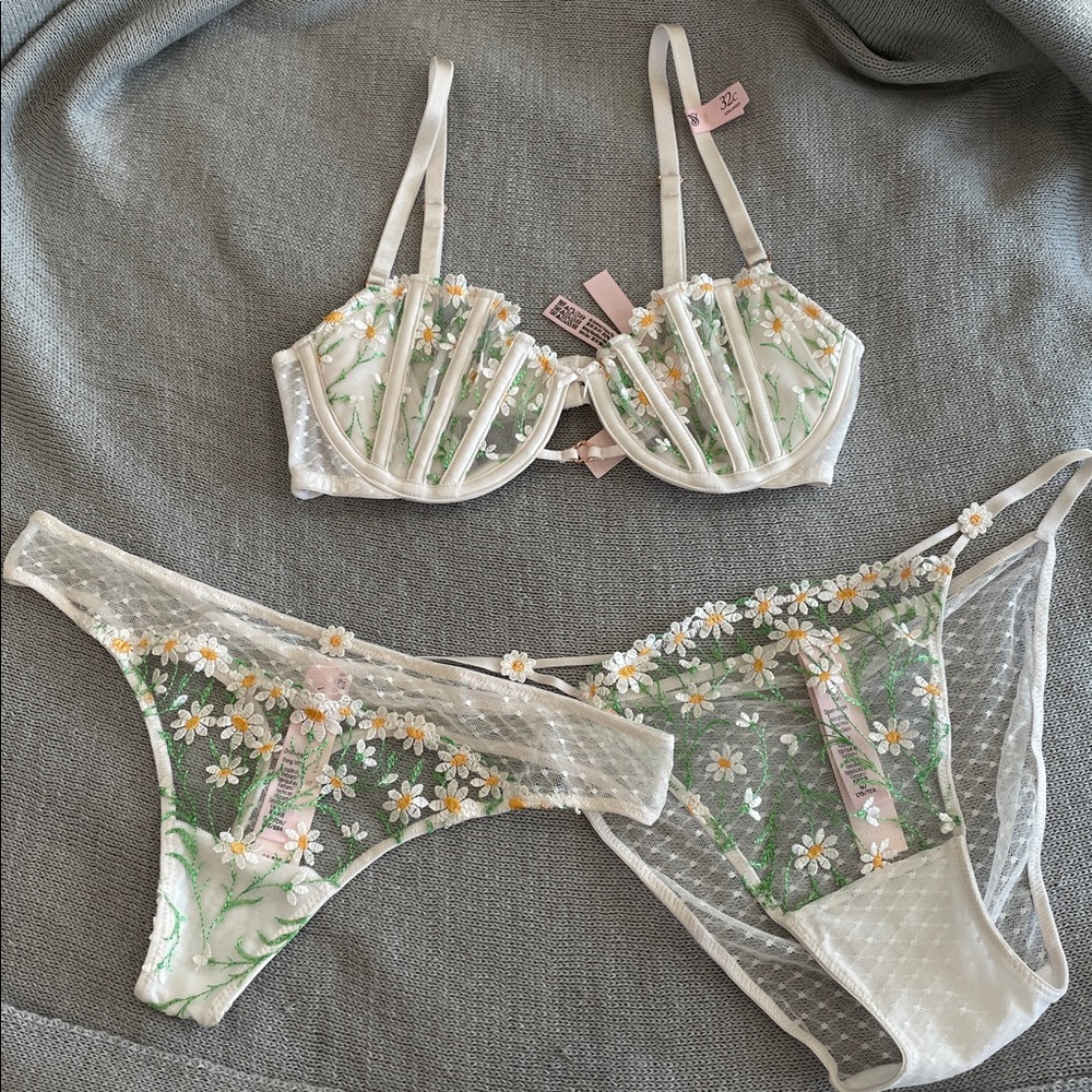 VS Dream Angels Daisy Embroidered Bra and 2 Panty Set
